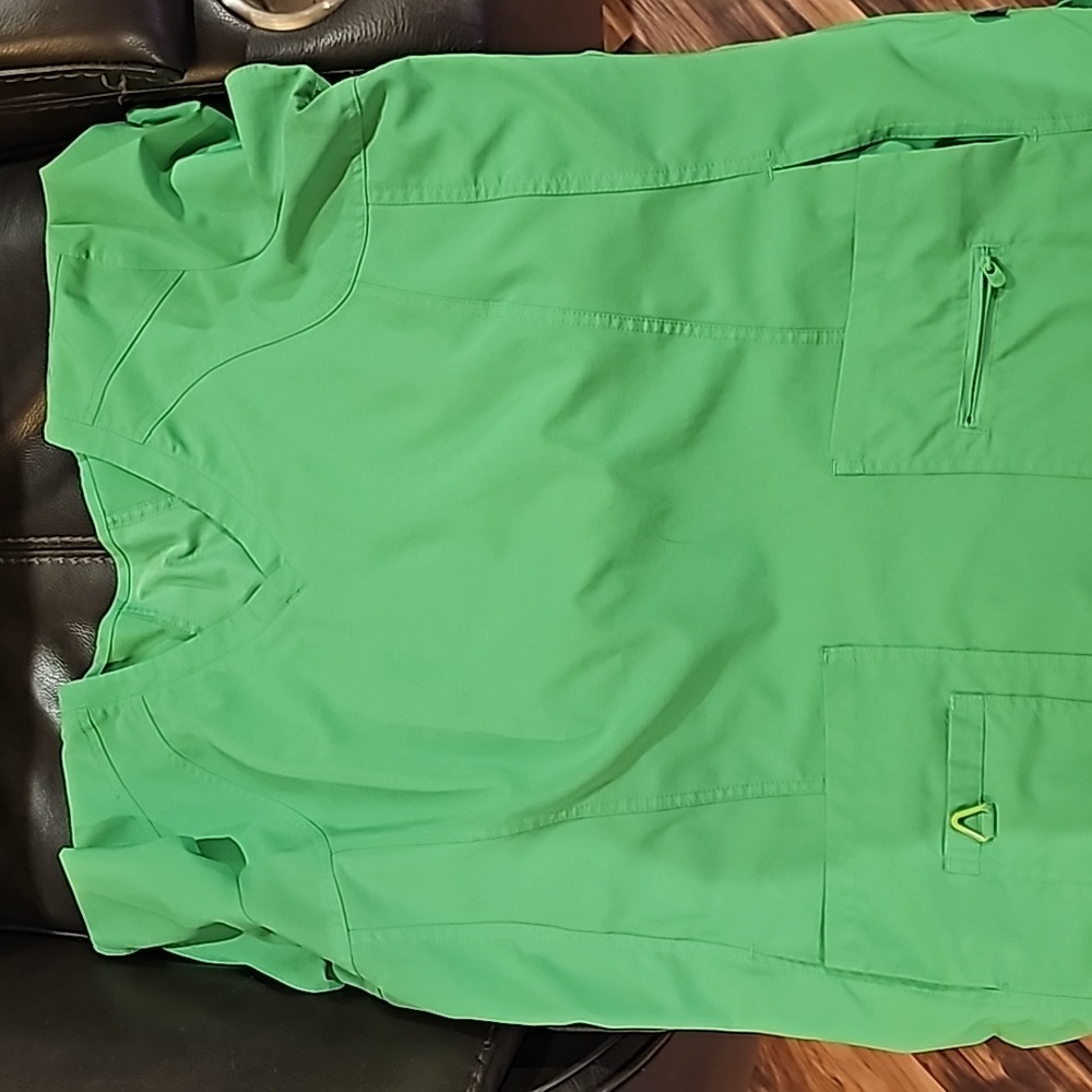 Activate scrub top